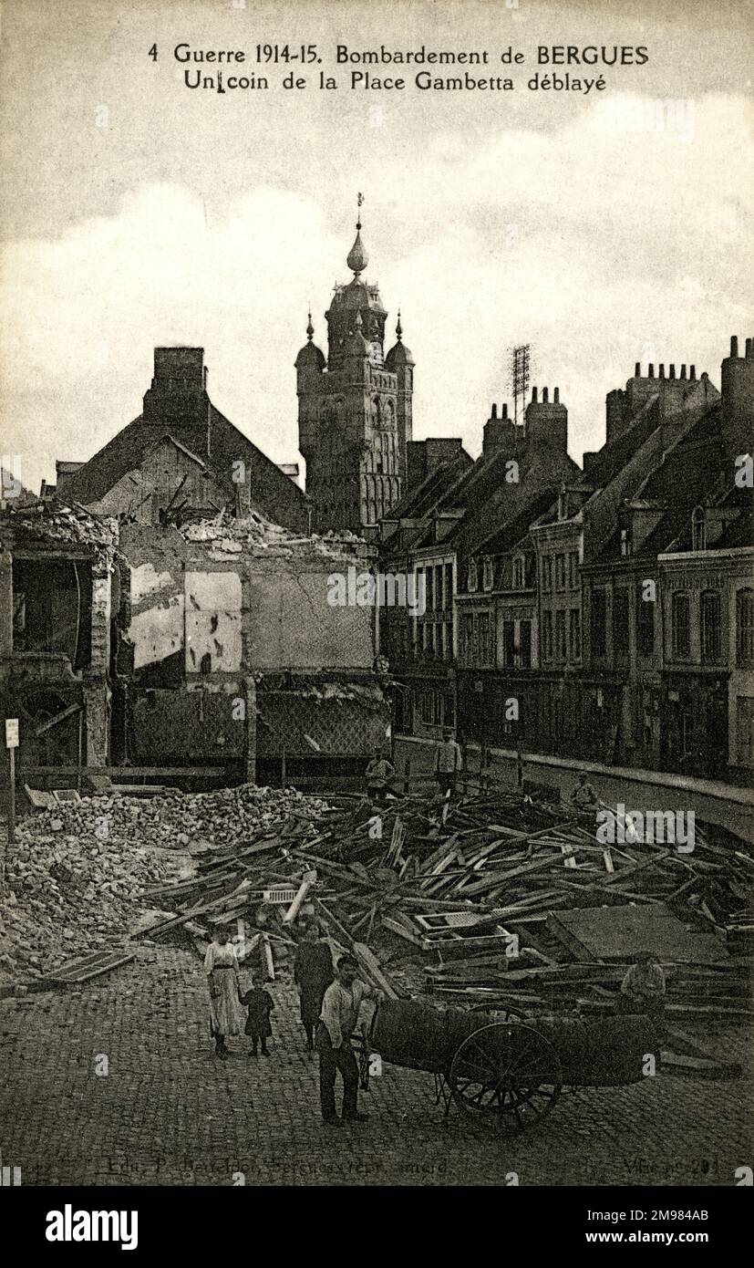 Persone che sgomberano un angolo di Place Gambetta, nella città francese di Bergues, dopo i danni causati durante il bombardamento della città nel WW1. Foto Stock