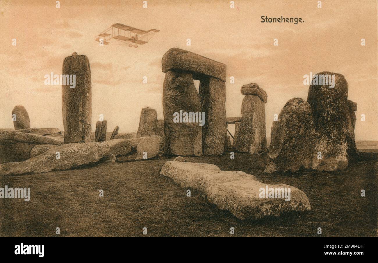 Il monumento preistorico di Stonehenge nel Wiltshire, Inghilterra, consiste in un anello di pietre erette risalente a un certo periodo tra il 3000BC e il 2000BC. Un aereo leggero sta volando sopra le pietre. Foto Stock