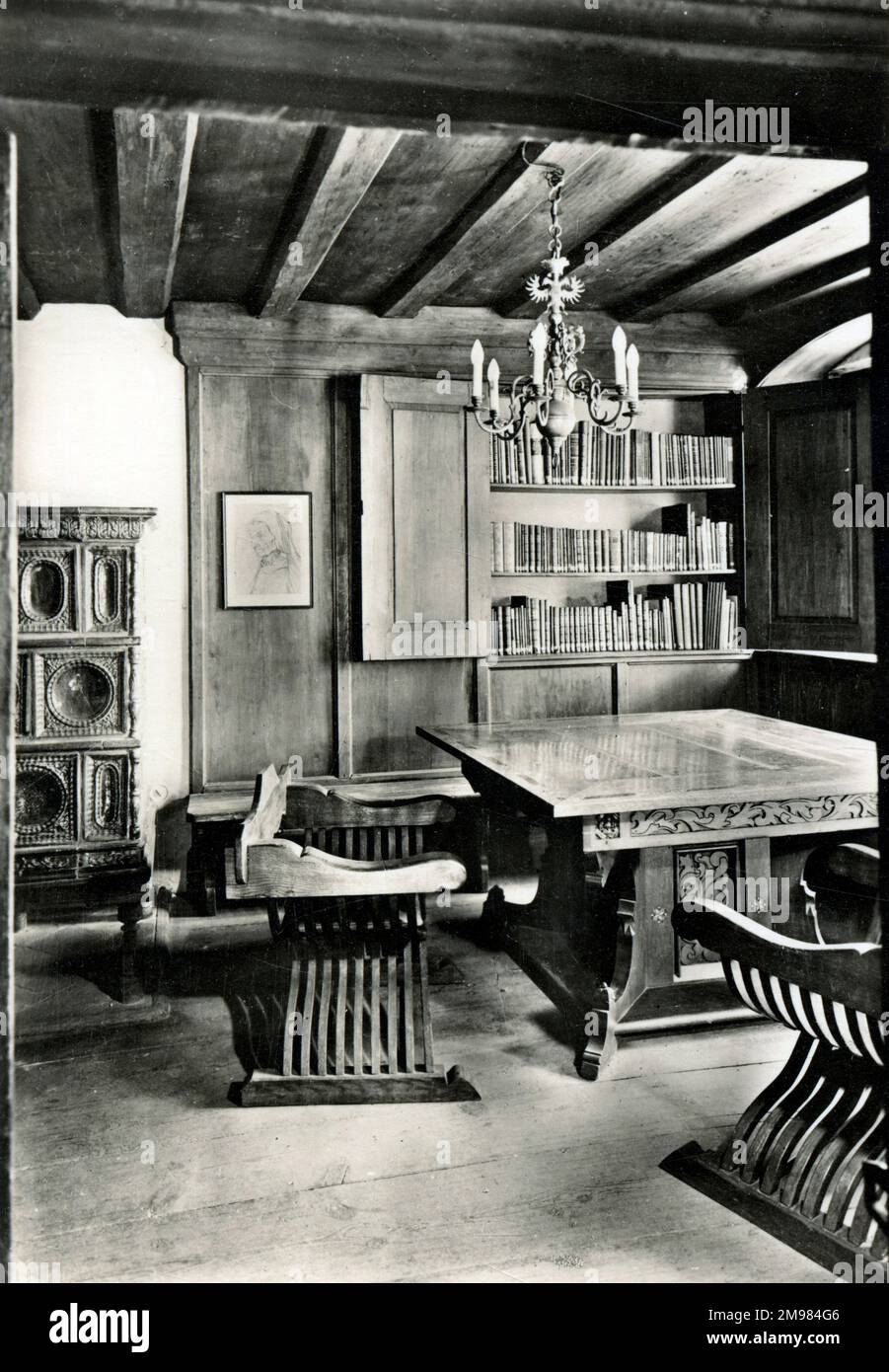 Norimberga, Germania - la sala biblioteca della casa di Albrecht Durer, un edificio in legno (fachwerkhaus) situato nella sezione Altstadt (città vecchia) di Norimberga. L'artista rinascimentale Albrecht Durer acquistò la casa nel 1509 e vi visse fino alla sua morte nel 1528. Nel 1871 la casa è stata aperta come museo dedicato all'opera dell'artista. Foto Stock