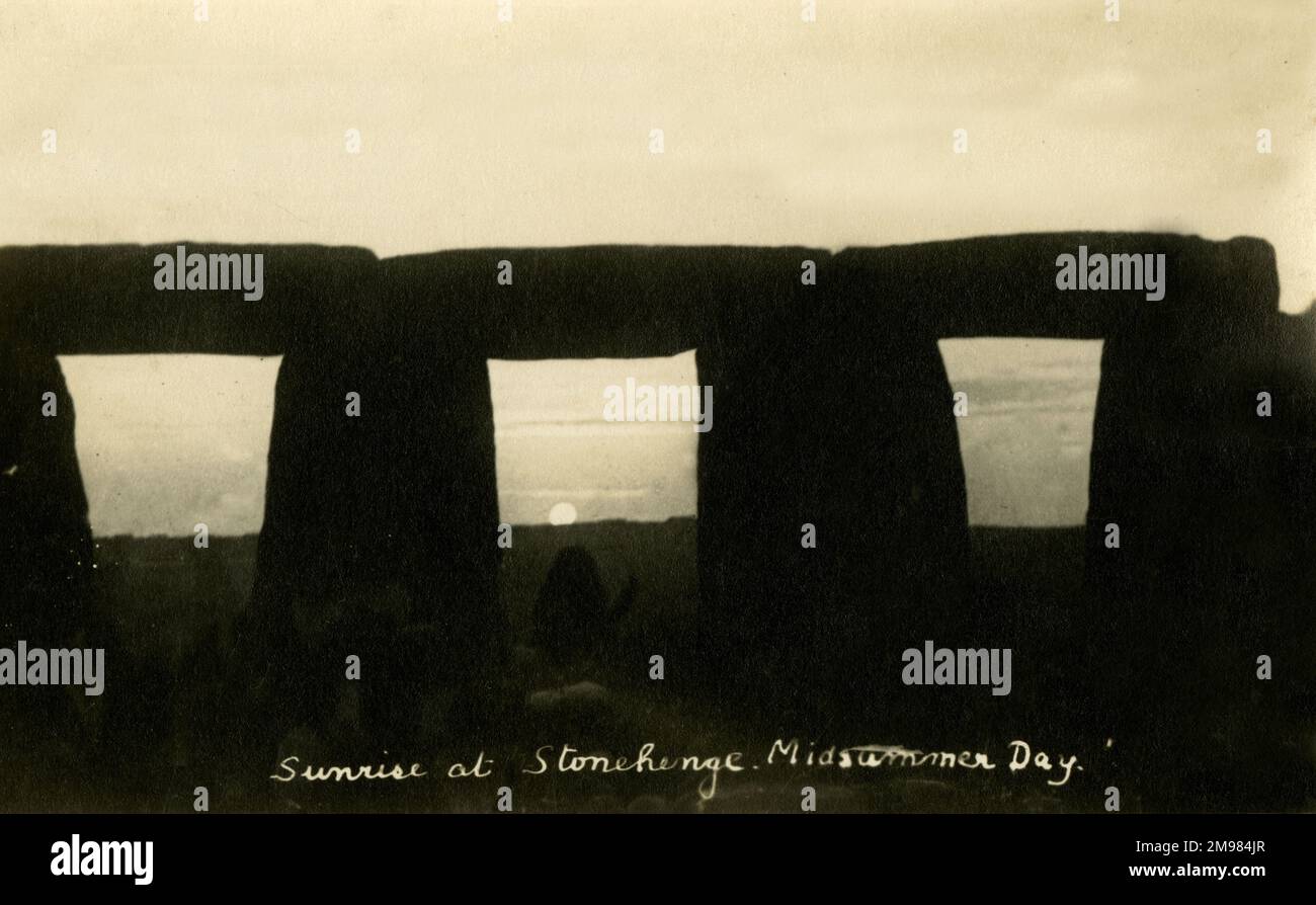 Stonehenge è un monumento preistorico a cerchio di pietra, situato nella contea inglese del Wiltshire. Si stima che le pietre siano state erette tra il 3000 a.C. e il 2000 a.C. Il loro scopo esatto o la loro origine è sconosciuta, nonostante molte teorie e miti. Stonehenge è spesso legata al sole, e in particolare al solstizio d'estate, nonostante il cerchio e la pietra del tacco non si allineino esattamente con l'alba del solstizio. Foto Stock