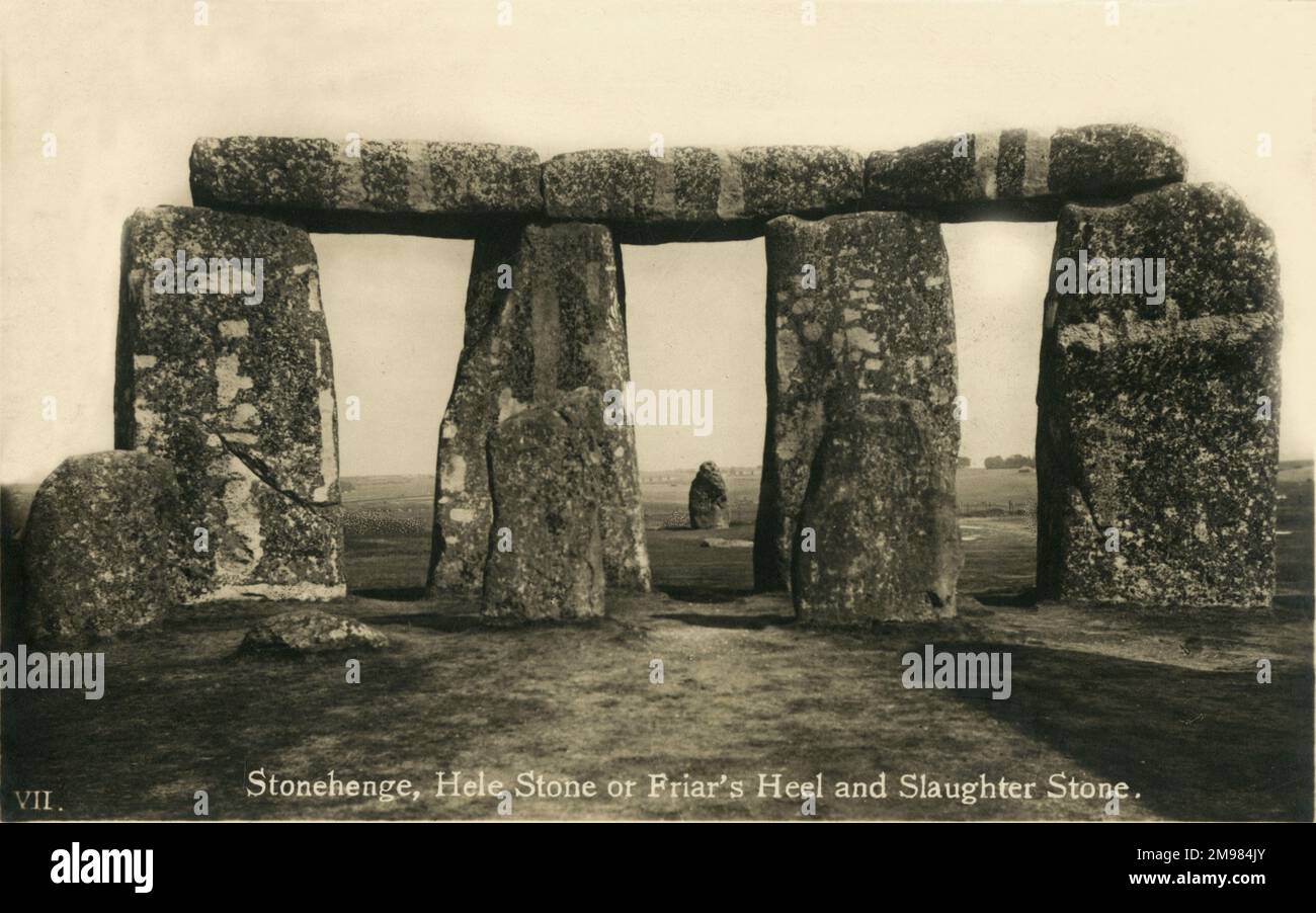 Stonehenge è un monumento preistorico a cerchio di pietra, situato nella contea inglese del Wiltshire. Si stima che le pietre siano state erette tra il 3000 a.C. e il 2000 a.C. Il loro scopo esatto o la loro origine è sconosciuta, nonostante molte teorie e miti. La pietra del tacco (conosciuta anche come il tacco del Frate, pietra di macellazione o pietra del Sole) può essere vista a metà distanza. Foto Stock