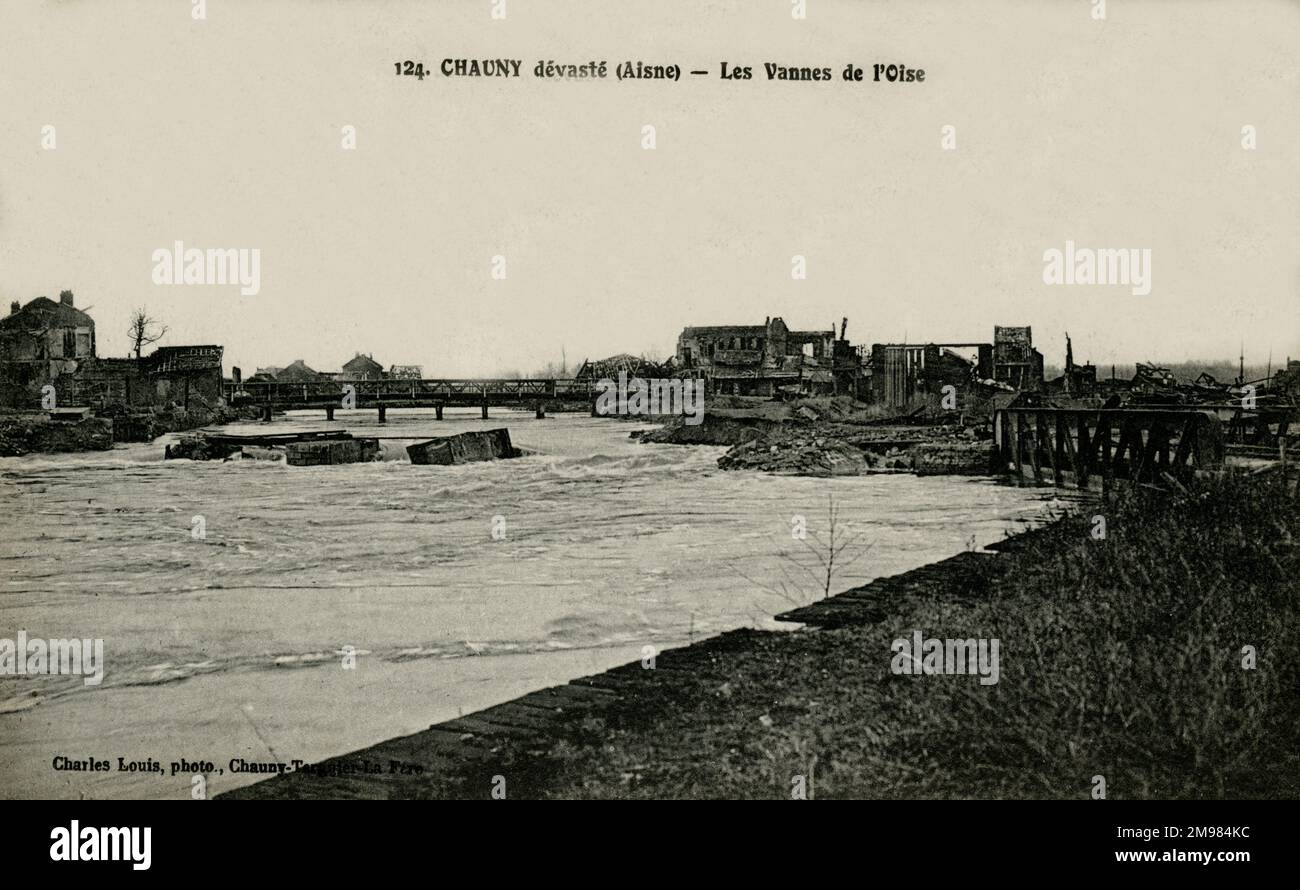 Chauny, Francia - chiuse e valvole di sluice nel fiume Oise, un affluente del fiume Senna, con edifici rovinati in tempo di guerra. Foto Stock