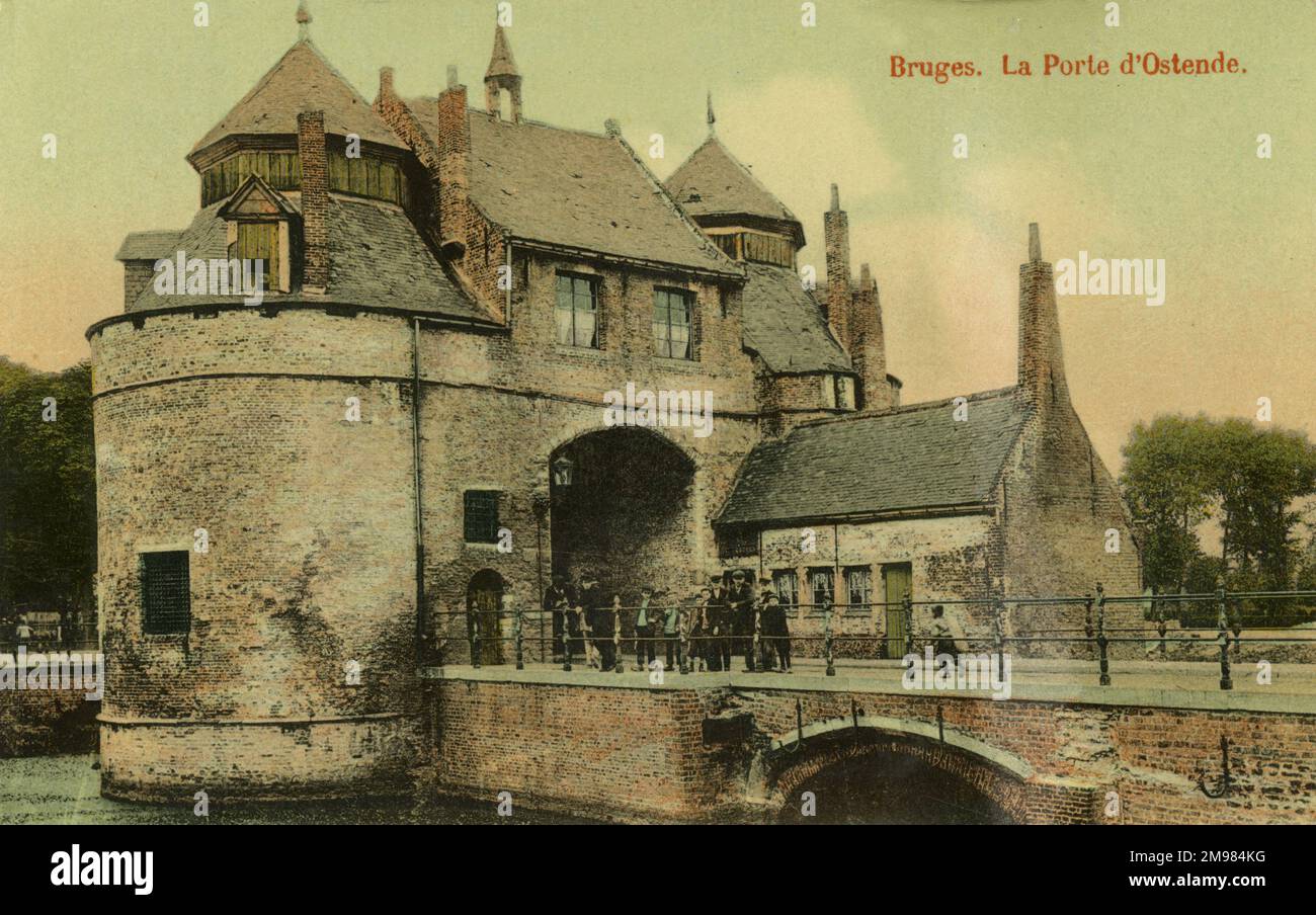 Un gruppo di persone si appoggia sulle ringhiere all'esterno di un grande edificio che sovrasta il porto di Ostenda. Il porto fu fondato nel 1584, vicino alla città belga di Bruges. Ostenda è ora una grande città a sé stante. Foto Stock