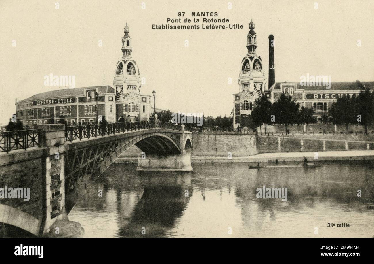 Nantes France - un ponte che attraversa il fiume Loira, mostrando le torri della fabbrica di biscotti Lefevre-Utile. Foto Stock