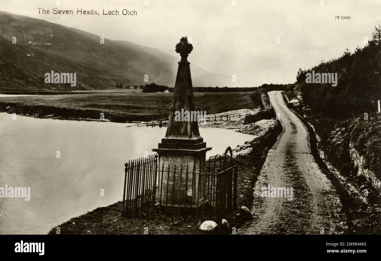 Il monumento del pozzo delle sette teste di Loch Oich in Scozia. Il pozzo prende il nome da sette uomini che sono stati uccisi dai clansmen MacDonald ai comandi di Ian Lom. La statua dell'obelisco presenta una mano che tiene un pugnale e sette teste separate. Foto Stock