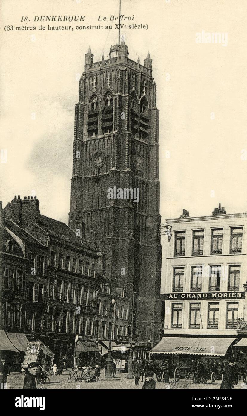 Il campanile del 15th ° secolo nella città francese di Dunkerque (Dunkerque). Una volta era attaccata alla Chiesa di Sant'Eloi, ma fu lasciata libera dopo che la chiesa fu bruciata nel 1558. Alla base della torre sono visibili bancarelle del mercato e facciate dei negozi. Foto Stock