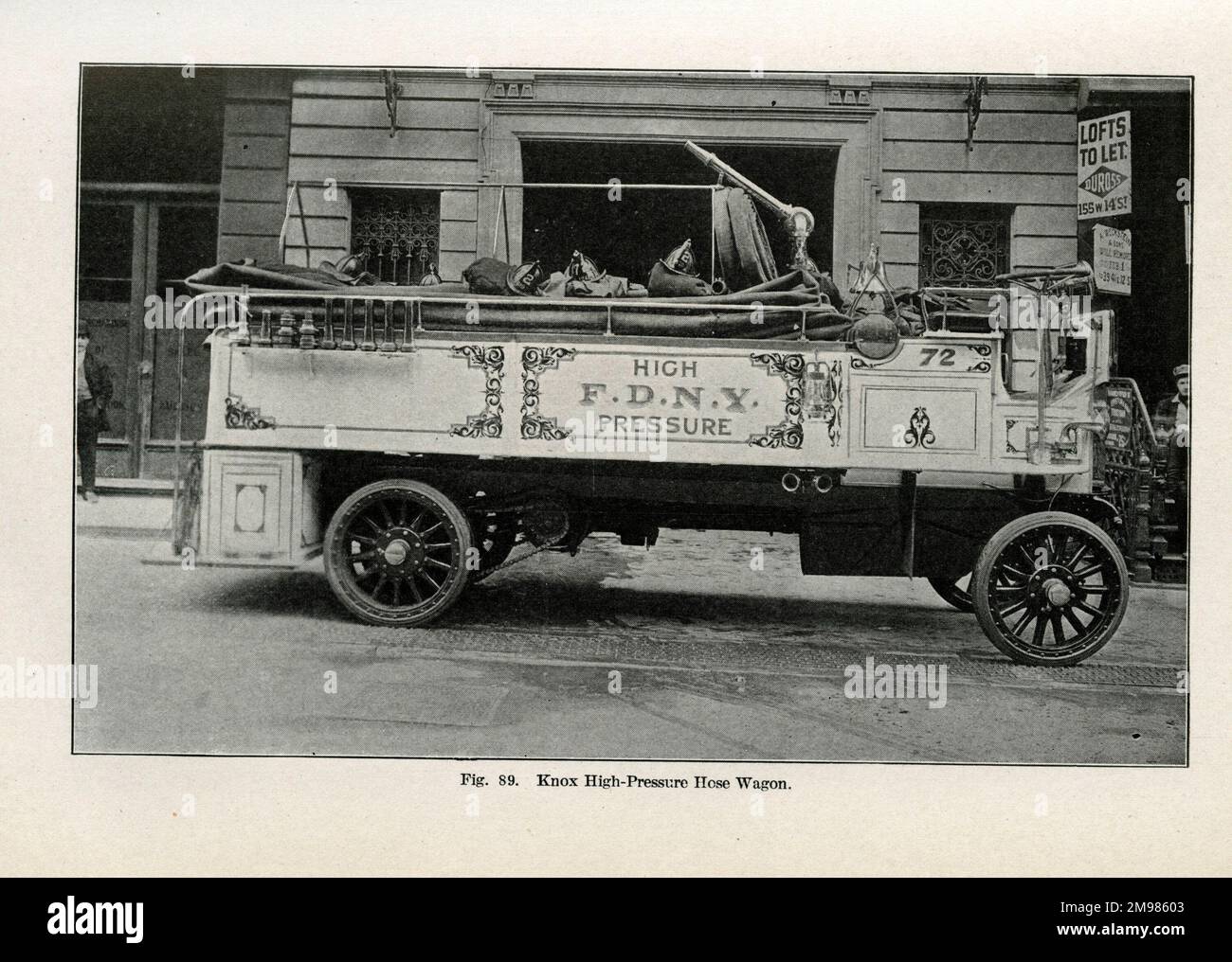 Knox High-Pressure Hose Wagon (motopompa antincendio), FDNY (Vigili del fuoco di New York), con caschi per vigili del fuoco e altri oggetti. Foto Stock