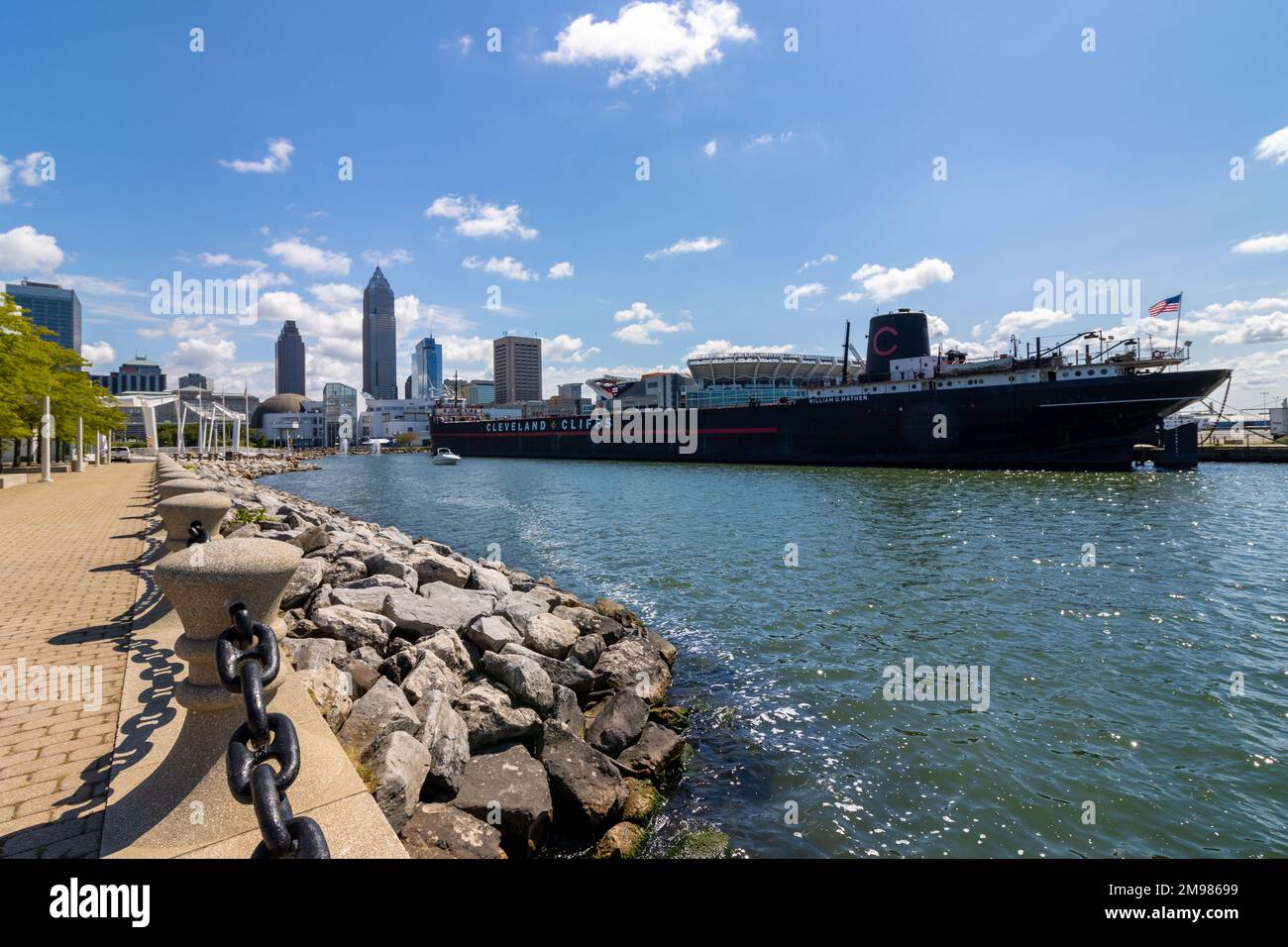 Un porto con una barca parcheggiata, Lake Erie Waterfront, Cleveland, USA Foto Stock