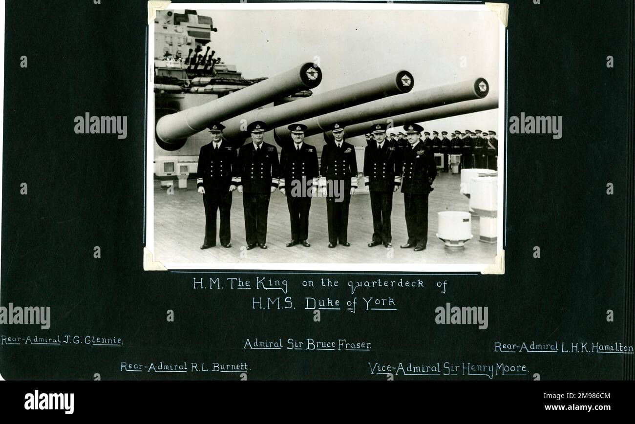 Re Giorgio VI sul quarterdeck di HMS Duca di York, Scapa Flow, WW2. Con lui sono l'ammiraglio posteriore J G Glennie, l'ammiraglio posteriore R L Burnett, l'ammiraglio Sir Bruce Fraser, il vice-ammiraglio Sir Henry Moore e l'ammiraglio posteriore L H K Hamilton. Foto Stock