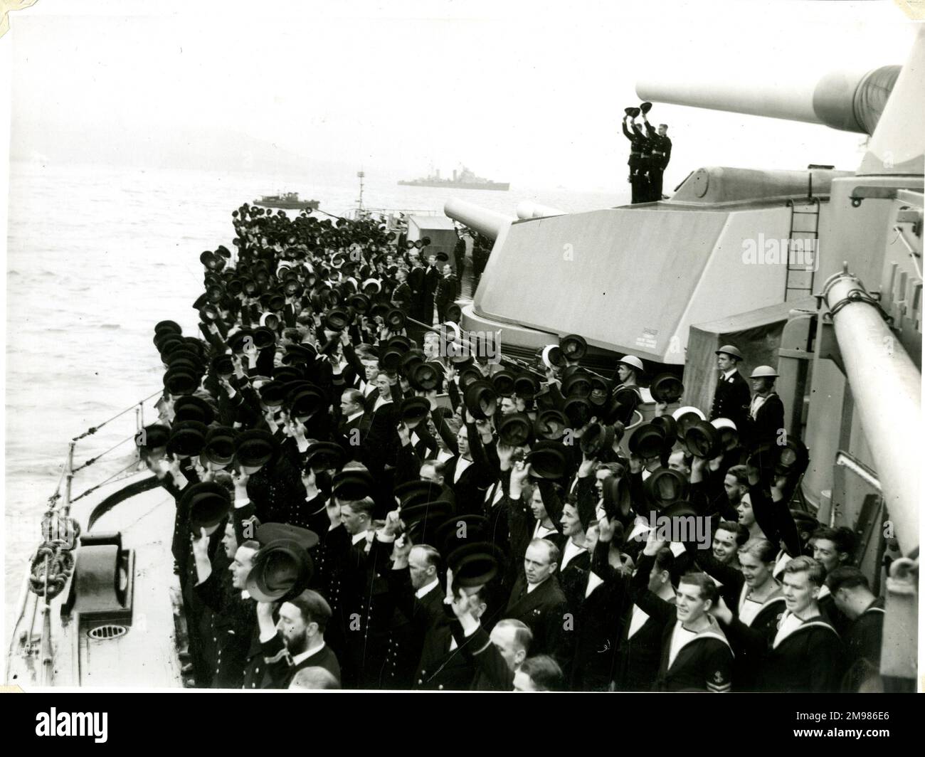 Re Giorgio VI parte da HMS Duca di York dopo una visita, Scapa Flow, WW2. Foto Stock