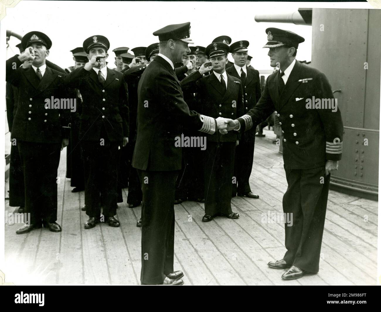 Re Giorgio VI a bordo della HMS Duke of York, Scapa Flow, WW2. Foto Stock
