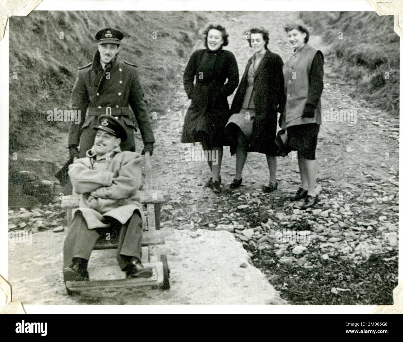 Cinque colleghi navali a Lyness, Isola di Hoy, Orkney, Scozia, dove la base navale principale per la flotta britannica, Scapa Flow, è stata fondata nel WW2. Foto Stock