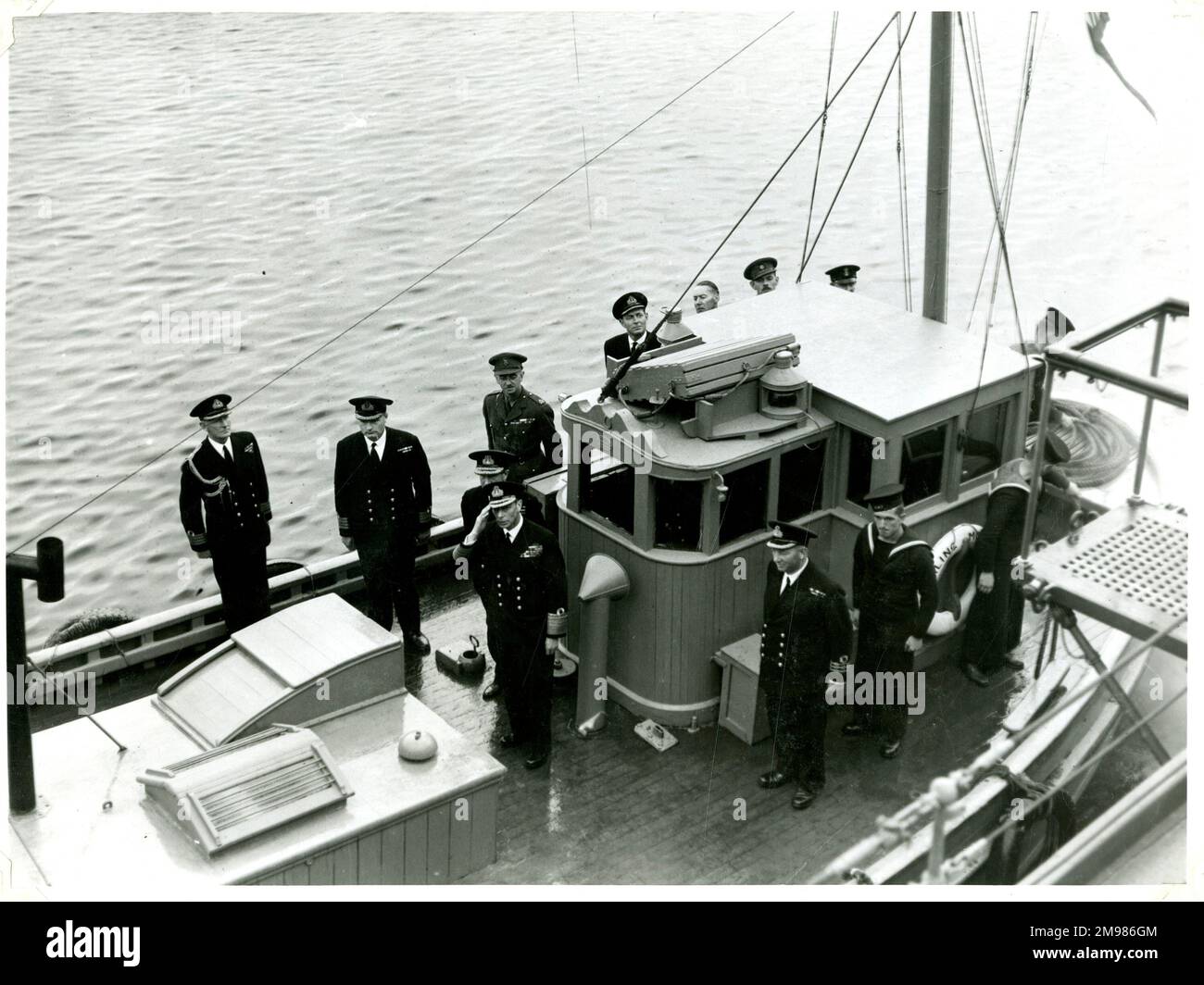 Re Giorgio VI accanto a HMS Duke of York, Scapa Flow, WW2. Foto Stock