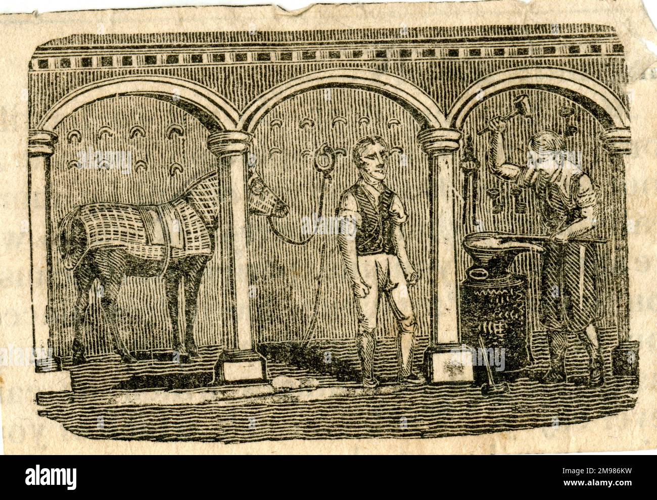 Due uomini e un cavallo nella fucina di un fabbro. Foto Stock