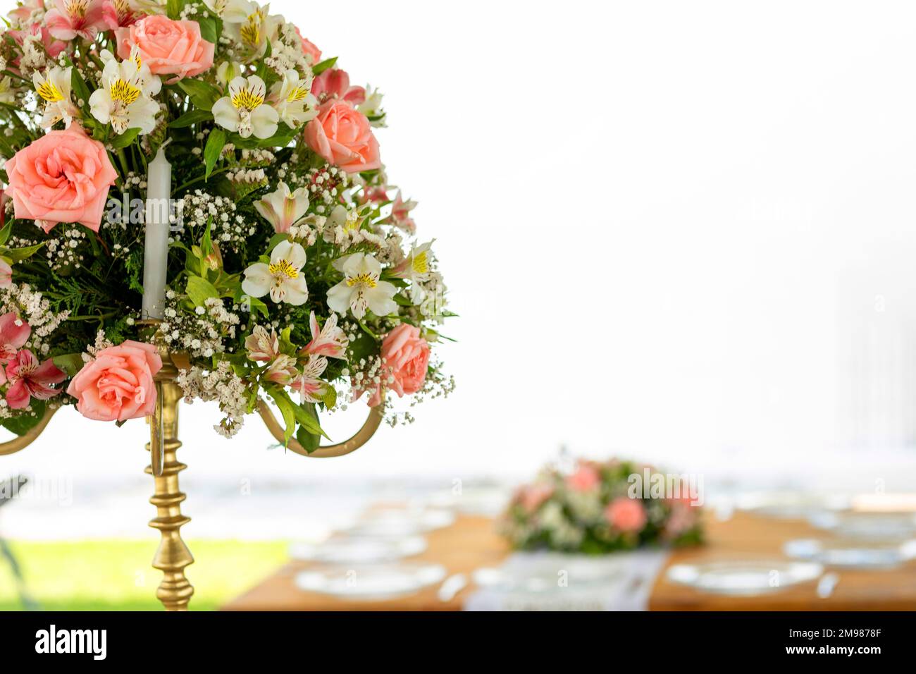 Approccio ad un bouquet di fiori sul tavolo in un evento sociale Foto Stock