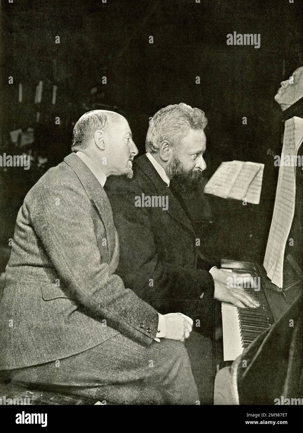 Gabriele D'Annunzio (1863-1938), scrittore italiano, e Alberto Franchetti (1860-1942), compositore italiano, seduti a un pianoforte durante le prove per l'opera di quest'ultima, figlia di Iorio, libretto di d'Annunzio, ha debuttato alla Scala Milano il 29 marzo 1906. Foto Stock