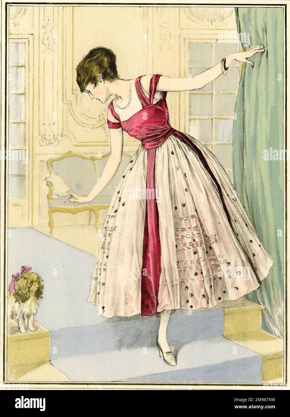 Les Elegances Parisiennes di Paquin -- una donna in un abito rosso e rosa, guardando giù il suo cane da compagnia. Foto Stock