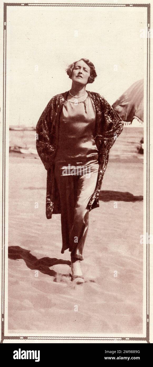 Sig.ra Wilfrid Ashley (?-1954), successivamente Tempio di Lady Mount, Nee Muriel (Molly) Spencer e precedentemente la sig.ra Hon Forbes-Sempill. Visto qui al Lido di Venezia, in cerca di ispirazione per il suo lavoro. Fu coinvolta nella decorazione d'interni e nel design floreale, e gestì un'attività fiorista chiamata decorazioni floreali. Foto Stock