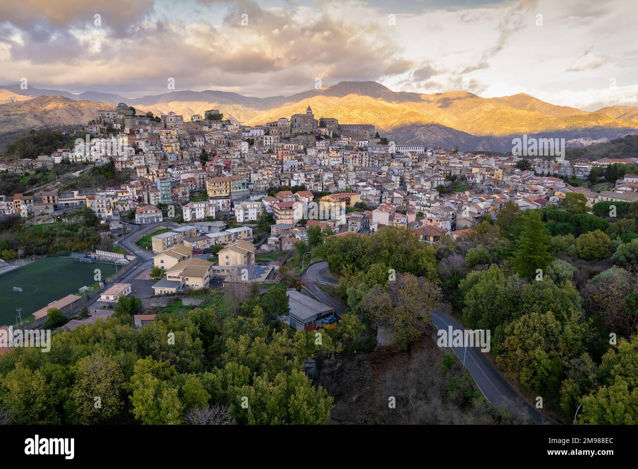 Veduta aerea al tramonto di Castiglione di Sicilia, Catania, Sicilia, Italia Foto Stock