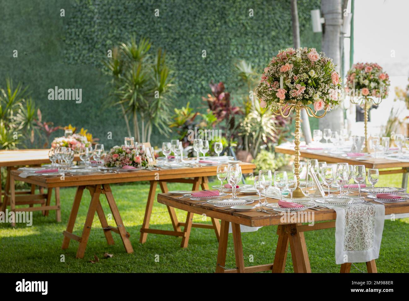 elegante giardino con tavoli decorati per un matrimonio Foto Stock