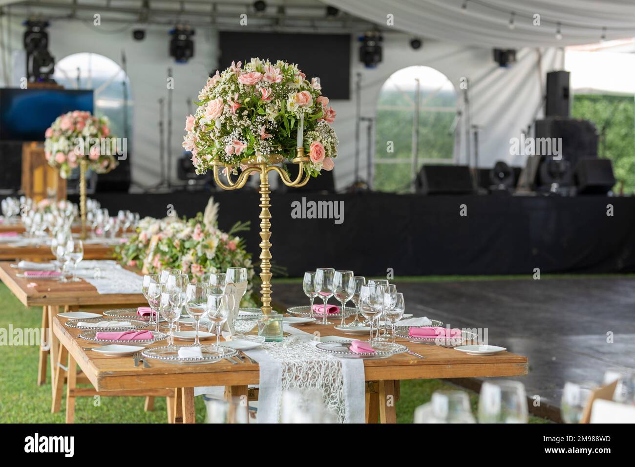 elegante giardino con tavoli decorati per un matrimonio Foto Stock