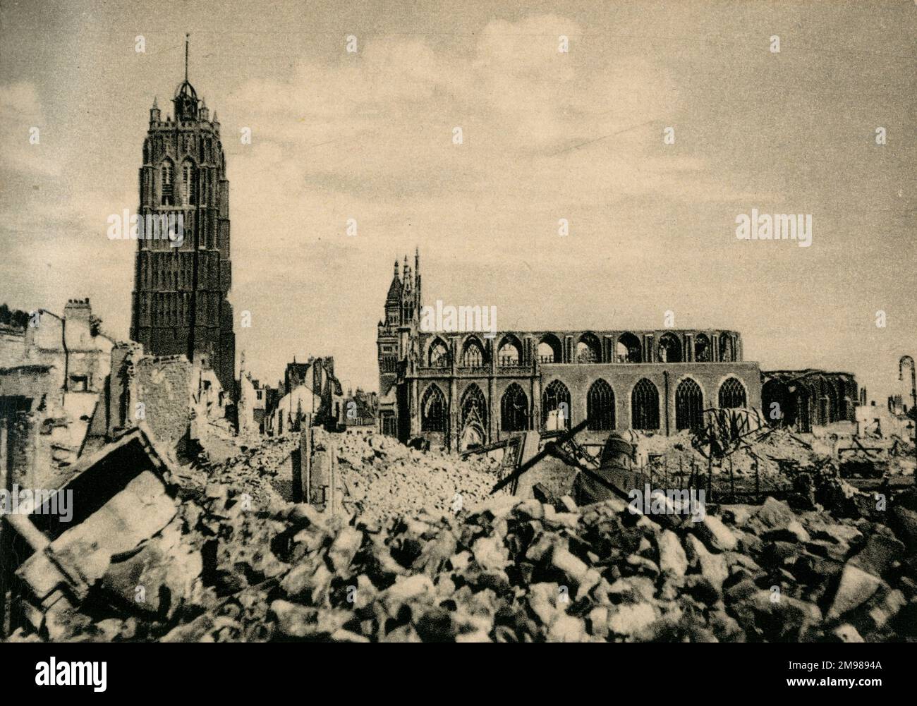 Dunkirk, Francia - Campanile e Chiesa di San Eloi, che mostra danni subiti nel WW2. Foto Stock