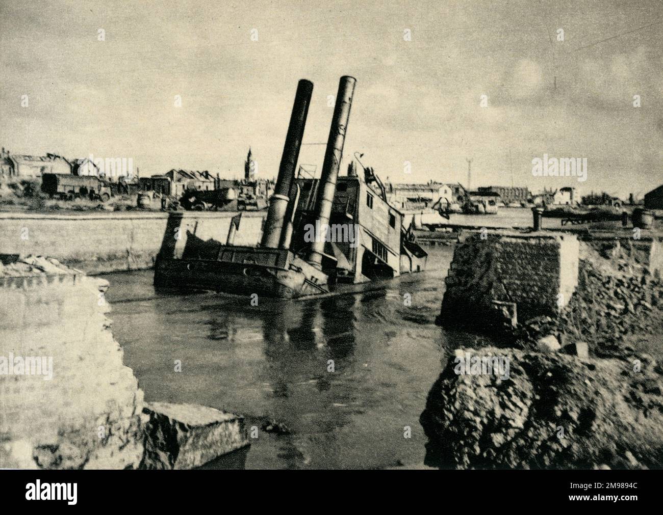 Dunkirk, Francia - Trystram Lock, con una nave parzialmente sommersa, a seguito di danni nel corso del WW2. Foto Stock