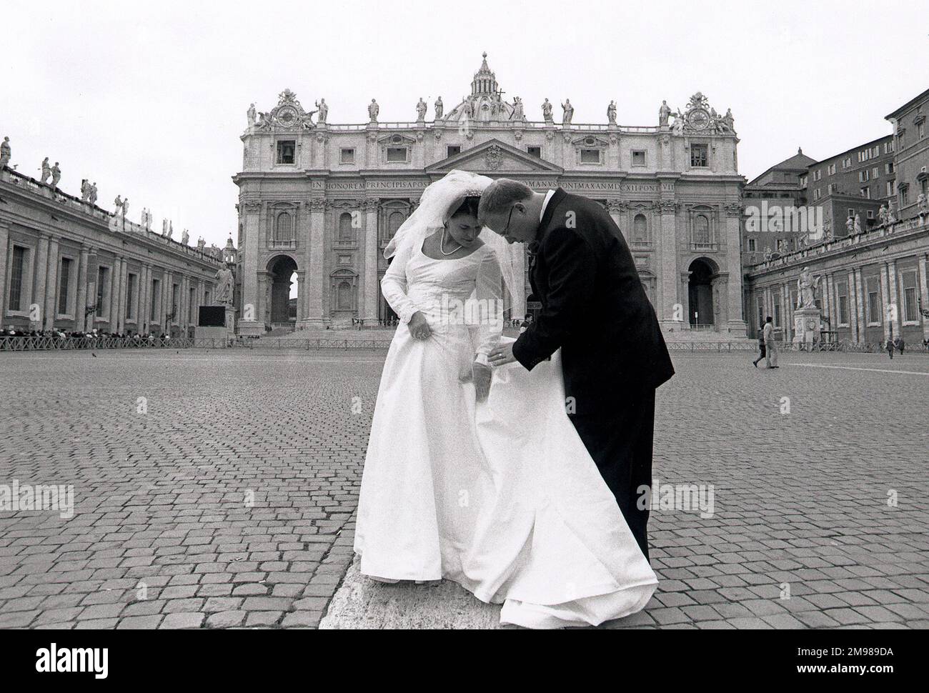 Sposa e sposo a Roma Italia, con San Pietro sullo sfondo. Foto Stock