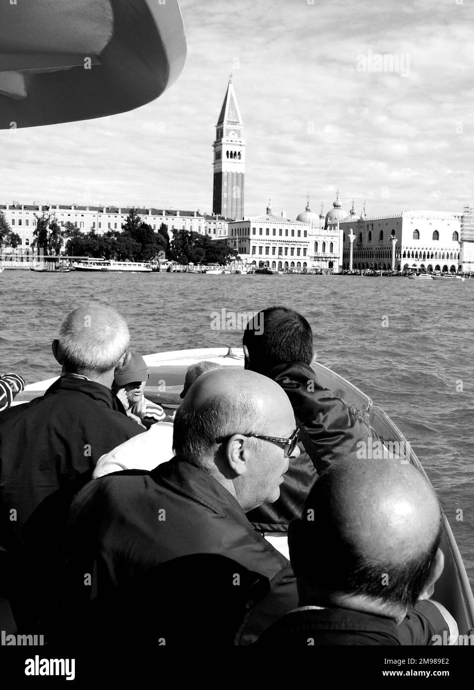 Persone su una barca al largo della costa di Venezia, Italia. Foto Stock