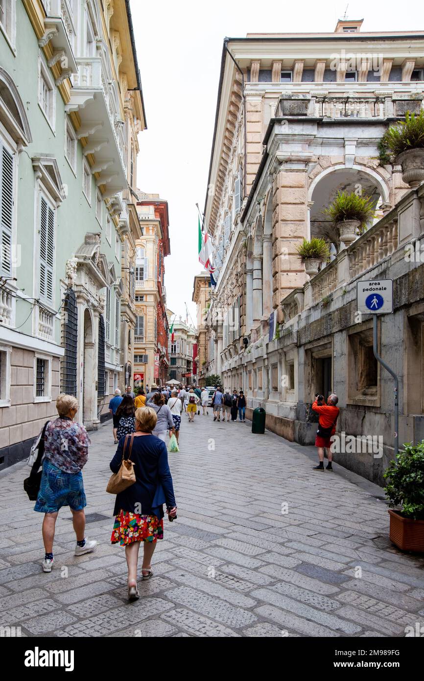 Gente che ammira i bellissimi palazzi di Via Garibaldi, Genova, Italia Foto Stock