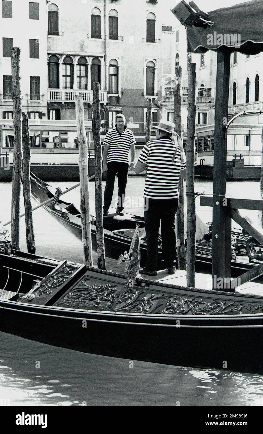 Due gondolieri sul Canal Grande a Venezia. Foto Stock