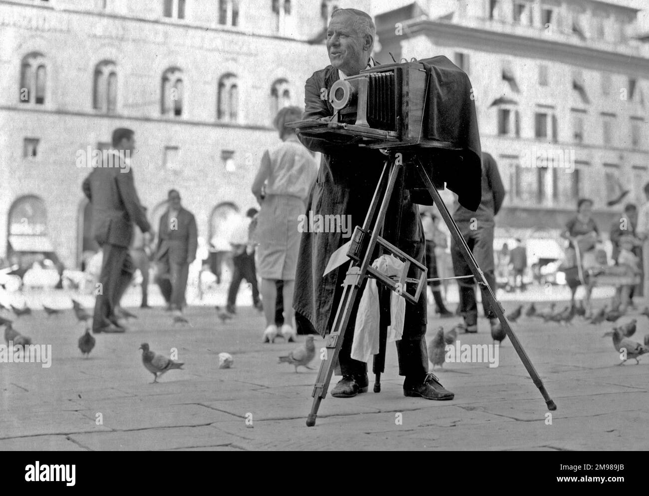 Fotografo di strada con fotocamera grande e treppiede a Firenze. Foto Stock