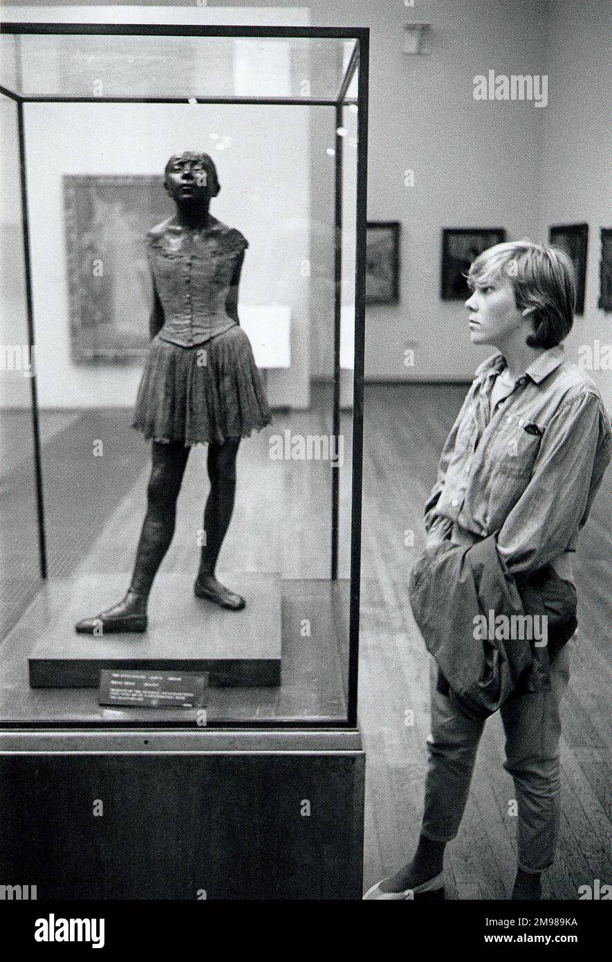 Giovane donna che guarda la statua di Edgar Degas, Little Dancer di quattordici anni, alla Tate Gallery, Londra, Inghilterra. Foto Stock