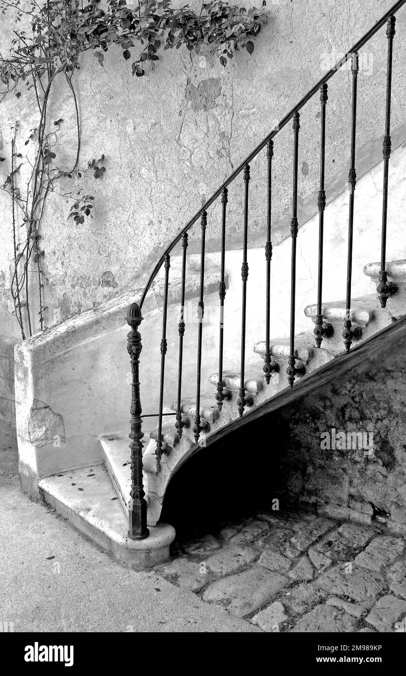 Scala esterna in pietra con corrimano in ferro battuto, Francia. Foto Stock