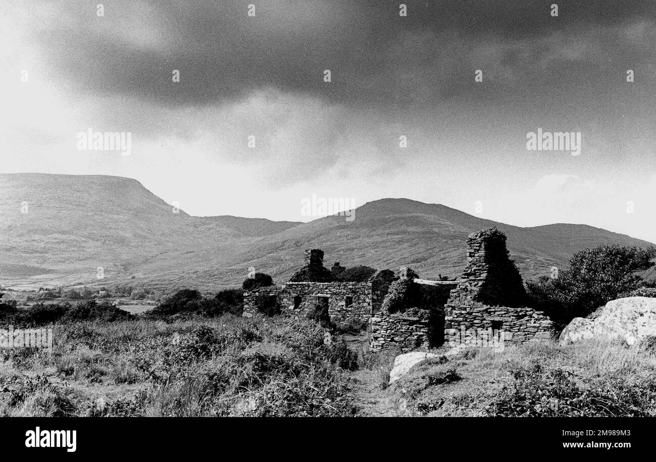 Cottage rovinato sul Ring of Kerry, Contea di Kerry, Irlanda sud-occidentale. Foto Stock