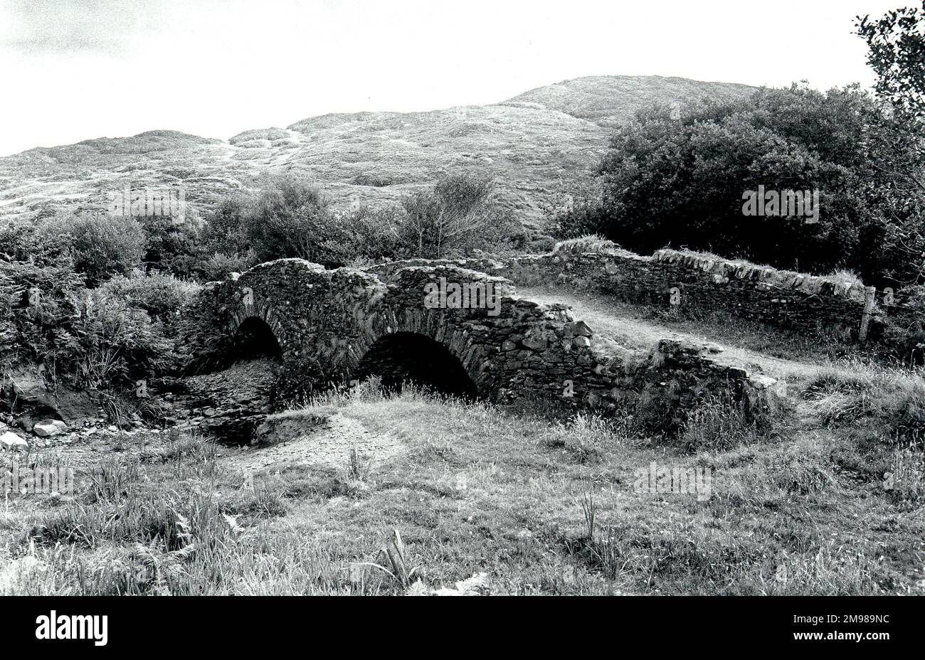 Ponte in pietra rovinato sul Ring of Kerry, Contea di Kerry, Irlanda sud-occidentale. Foto Stock