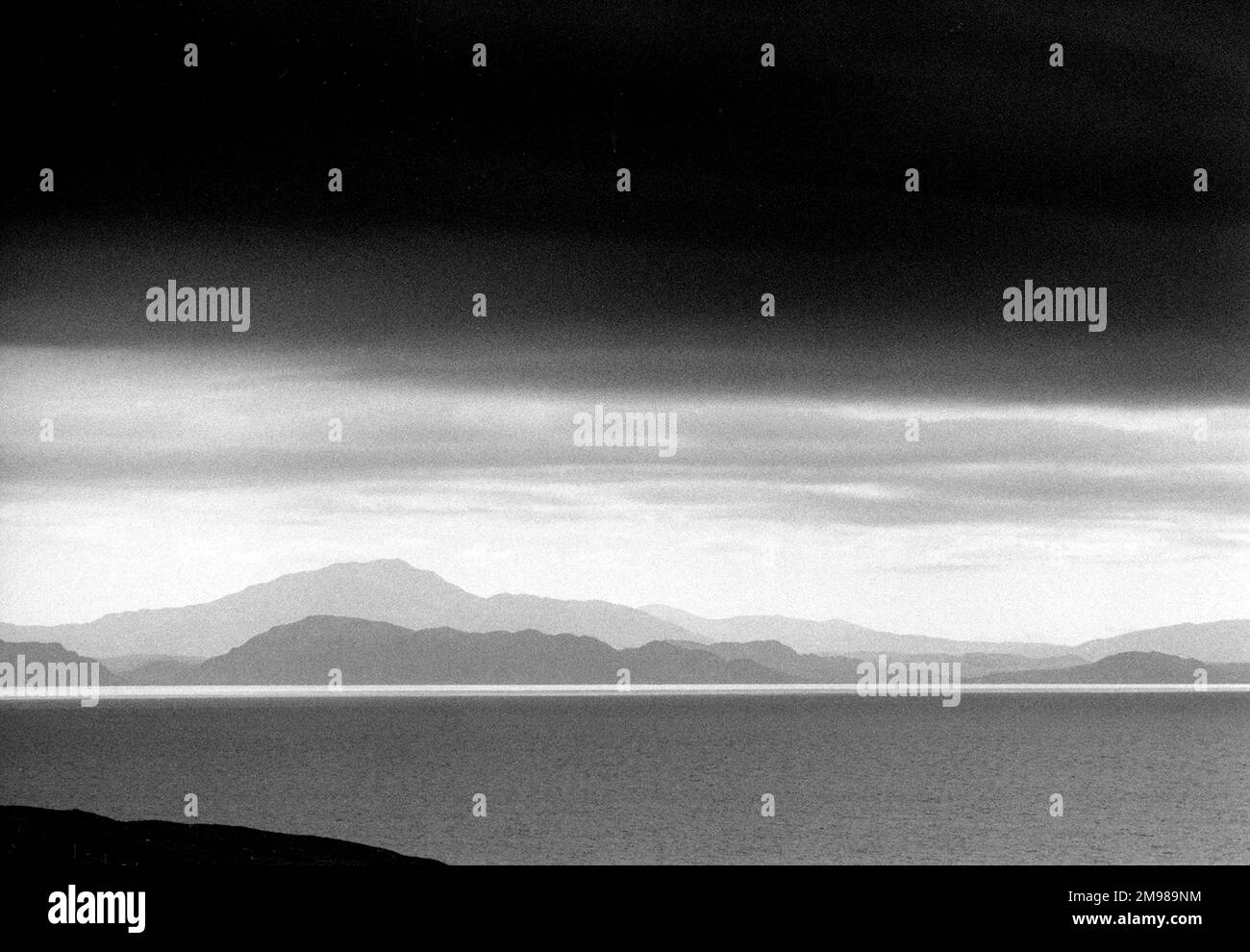 Vista sulla terra e sul mare nelle Ebridi interne al largo della costa occidentale della Scozia. Foto Stock