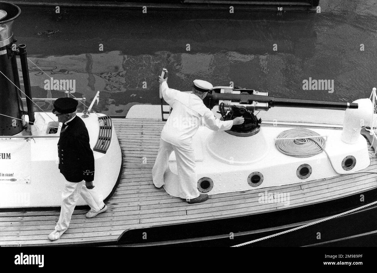 Rievocazione storica con una pistola da nave, Portsmouth, Inghilterra. Foto Stock
