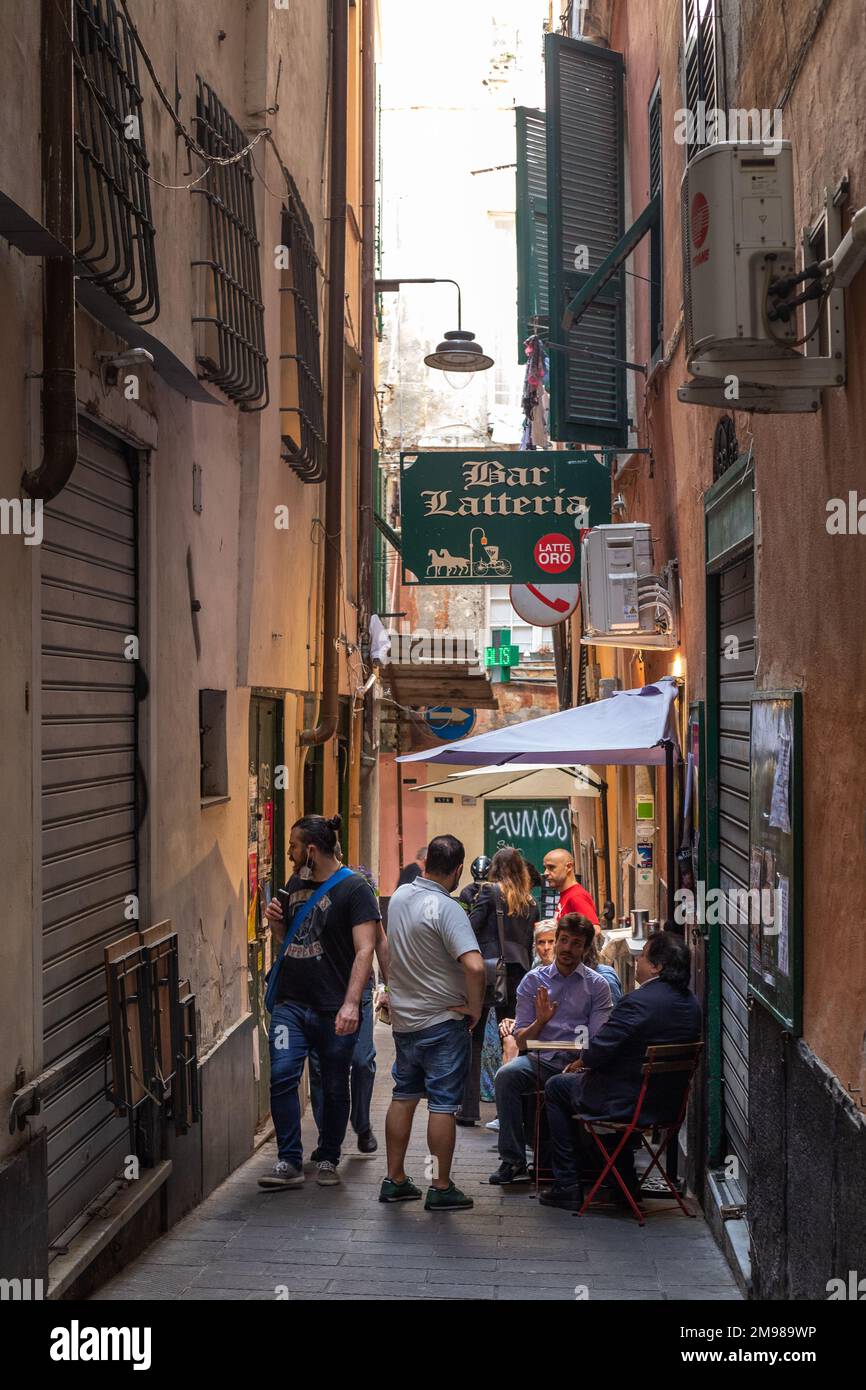 Gastronomia nei vicoli della città vecchia di Genova Foto Stock