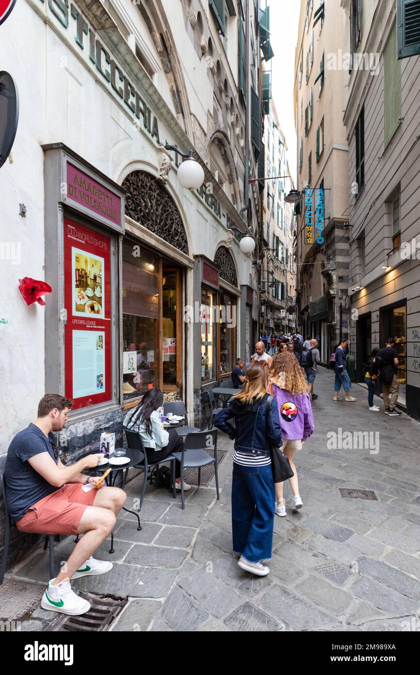 Gastronomia nei vicoli della città vecchia di Genova Foto Stock