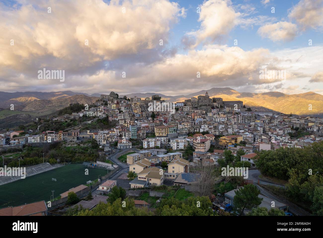 Veduta aerea al tramonto di Castiglione di Sicilia, Catania, Sicilia, Italia Foto Stock