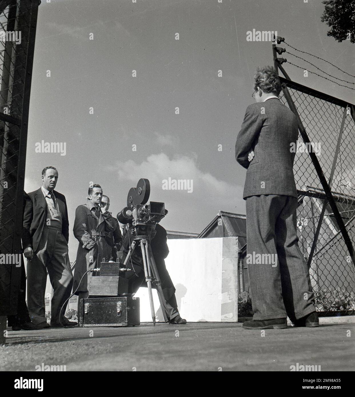 La troupe del film è al lavoro sul posto durante le riprese del primo dei pochi, in cui Leslie Howard ha interpretato il designer di Spitfire RJ Mitchell. Foto Stock