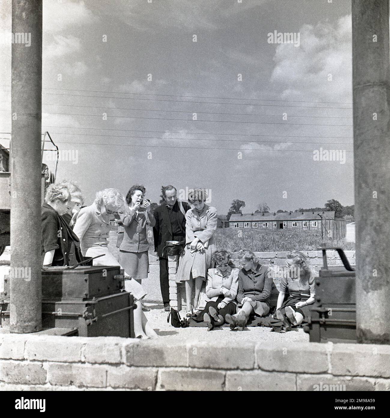 Adrian Brunel (1892-1958), regista e sceneggiatore inglese, con membri del cast femminile per il film il primo dei pochi. Foto Stock