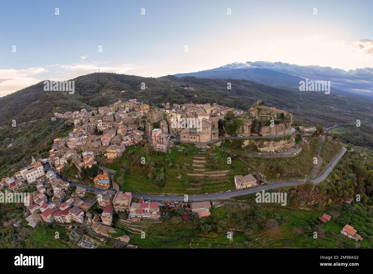Veduta aerea al tramonto di Castiglione di Sicilia, Catania, Sicilia, Italia Foto Stock