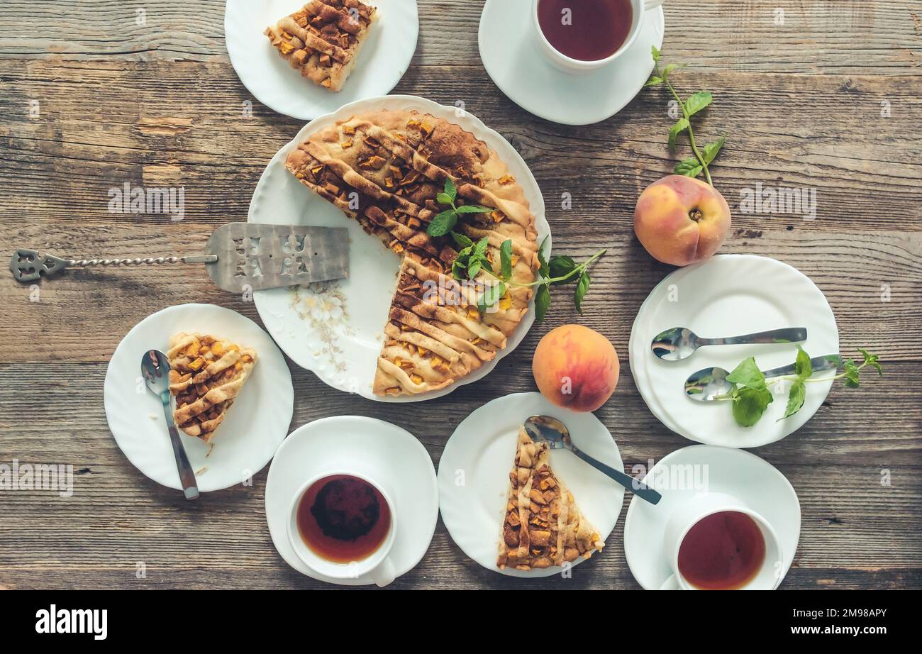 Tè con torta di pesche Foto Stock