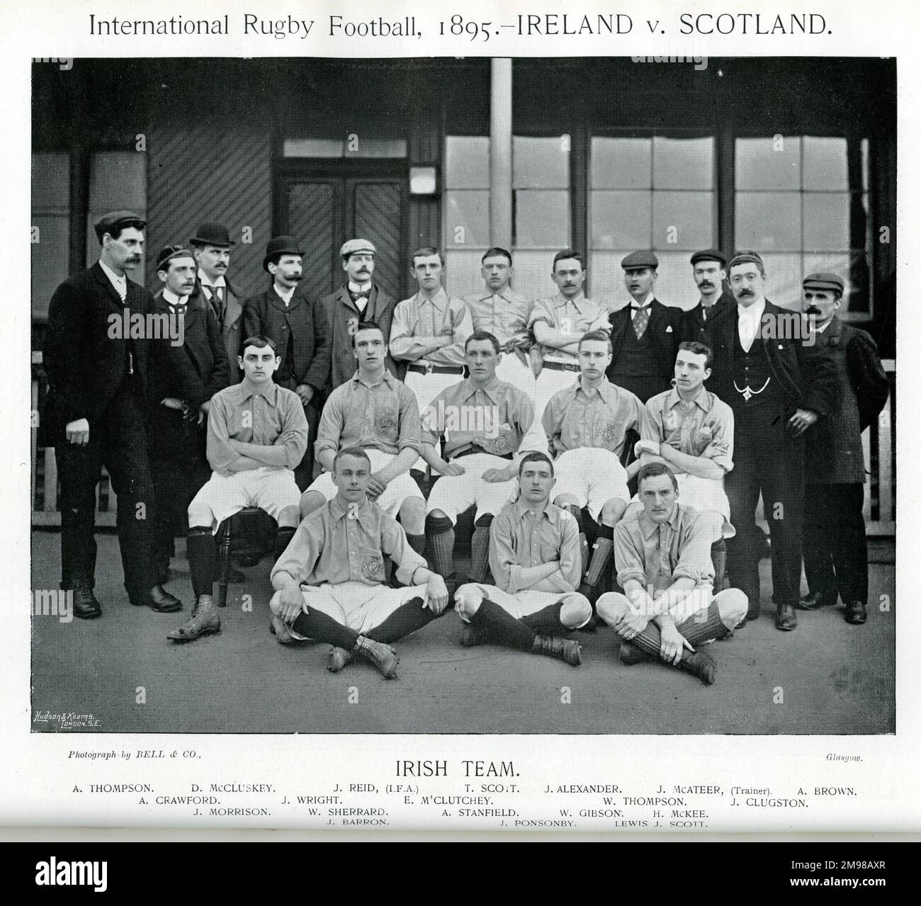 Irish International Rugby Team, 1895 anni, all'epoca giocarono in Scozia: Thompson, McCluskey, Reid (IFA), Scott, Alexander, McAteer (Trainer), Brown, Crawford, Wright, M'Clutchey, Thompson, Clugston, Morrison, Sherrard, Stanfield, Gibson, McKee, Barron, Ponsonby, Scott. Foto Stock