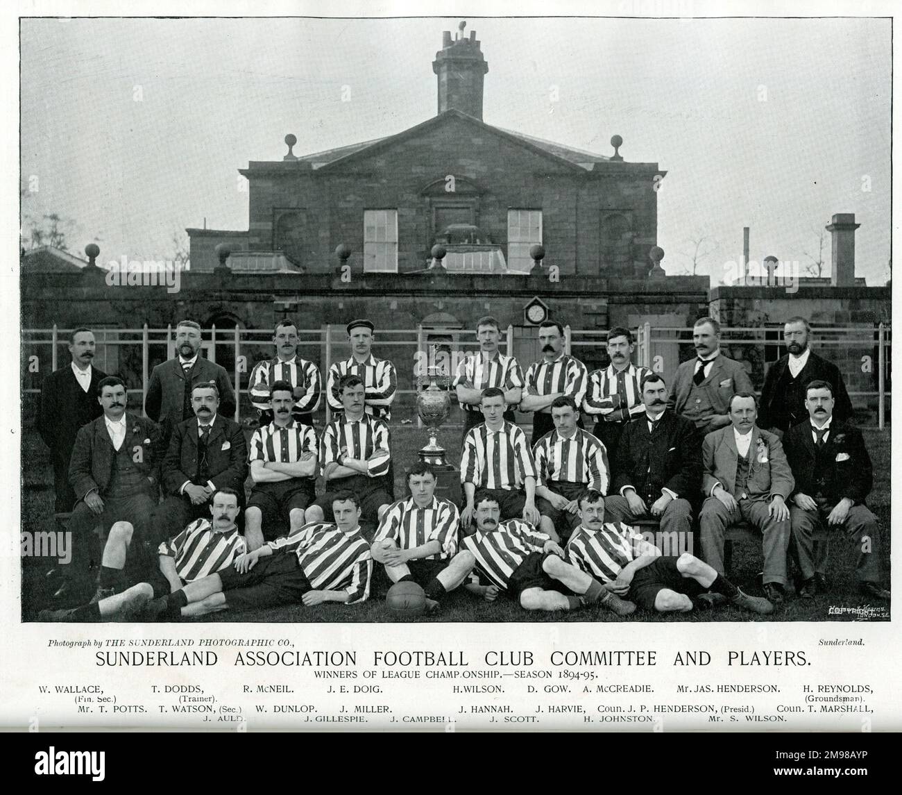 Sunderland Association Football Club Committee and Players, campioni di campionato nella stagione 1894-95: Wallace (Segretario finanziario), Dodds (Trainer), McNeil, Doig, Wilson, Gow, McCreadie, Henderson, Reynolds (Groundsman), Potts, Watson (Segretario), Dunlop, Miller, Hannah, Harvie, Henderson (Presidente), Marshall, Auld, Gillespie, Campbell, Scott, Johnston, Wilson. Foto Stock