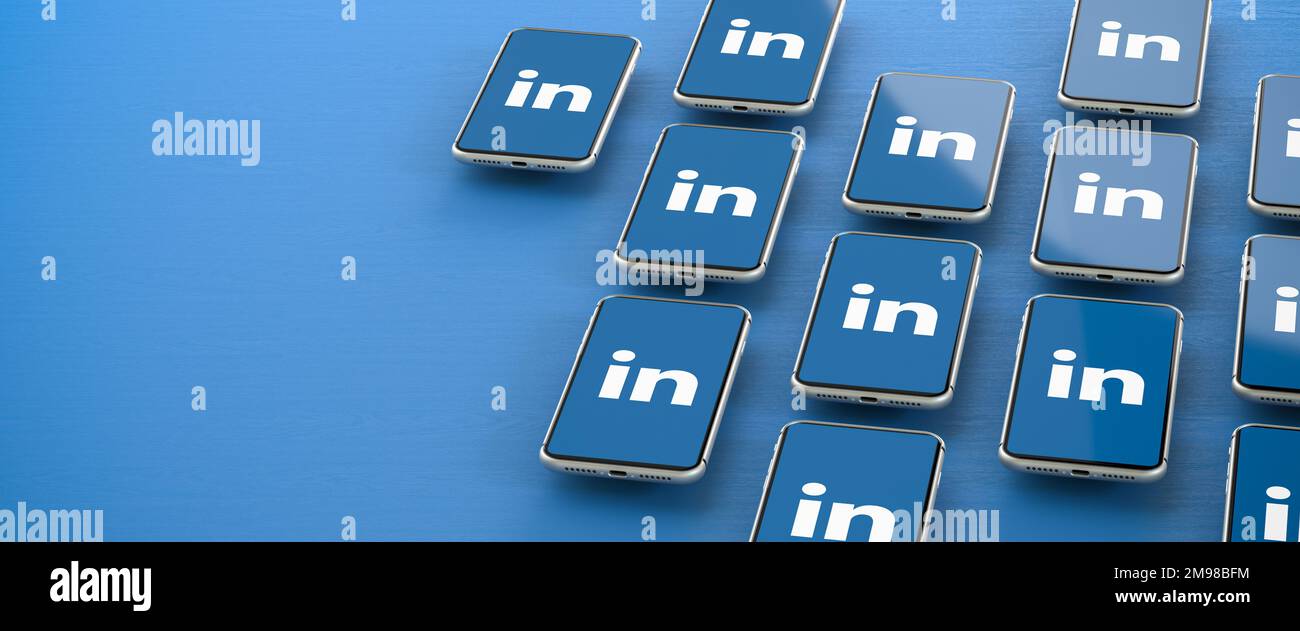 Logo della piattaforma di social media aziendale LinkedIn visualizzati su smartphone che si sovrappone a uno sfondo blu. Spazio di copia Foto Stock