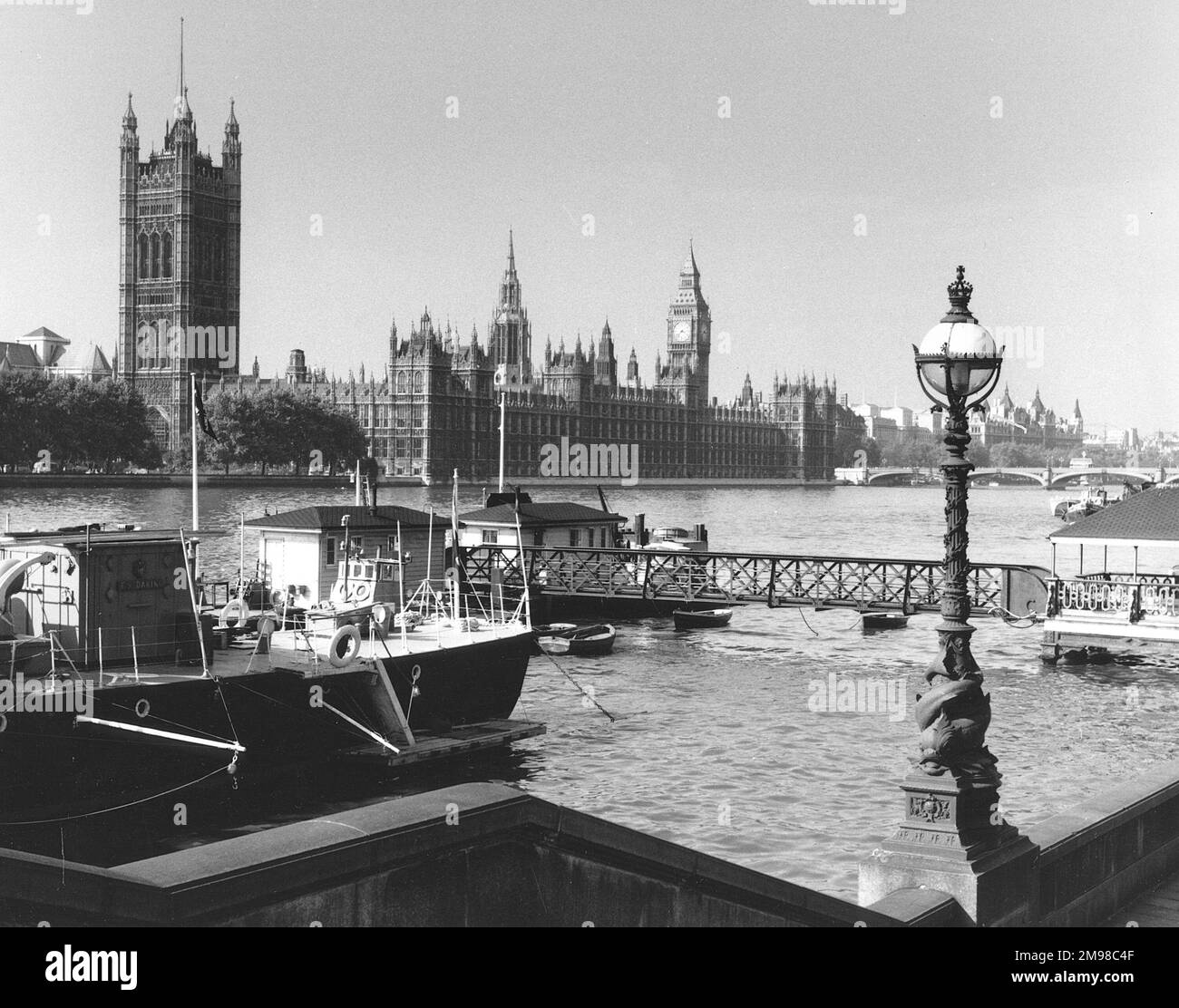 La scena dall'argine a sud-est di Westminster Bridge. The Houses of Parliament, Big ben, Lambeth Pier in primo piano, Londra. Foto Stock