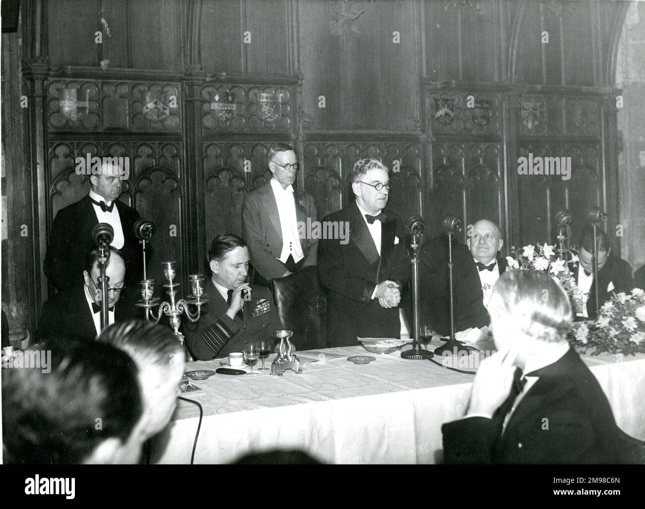 Lord Winster, Ministro dell'Aviazione civile, ha parlato alla cena del 80th° anniversario della Royal Aeronautical Society a Guildhall, Londra, il 11 gennaio 1946. Da sinistra: Lord Brabazon di Tara; Lord Tedder, Maresciallo della RAF; Lord Winster; Sir Frederick Handley Page, presidente Raes 1945-1947; e John Wilmot, deputato, ministro della fornitura e della produzione di aerei. Foto Stock
